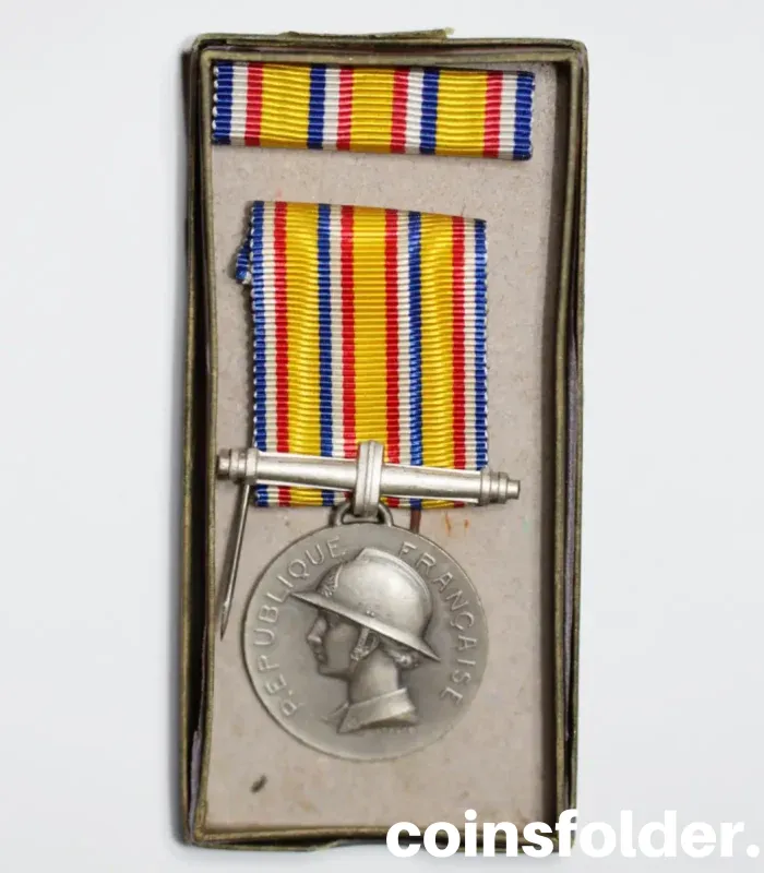 France Medal of Honour for Firefighters, 20-Year Service, original ribbon and box.