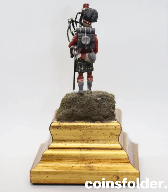 Hand-painted Cameron Highlander bagpiper tin soldier figurine