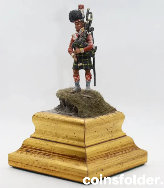 Hand-painted Cameron Highlander bagpiper tin soldier figurine