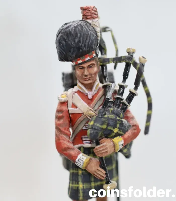 Hand-painted Cameron Highlander bagpiper tin soldier figurine