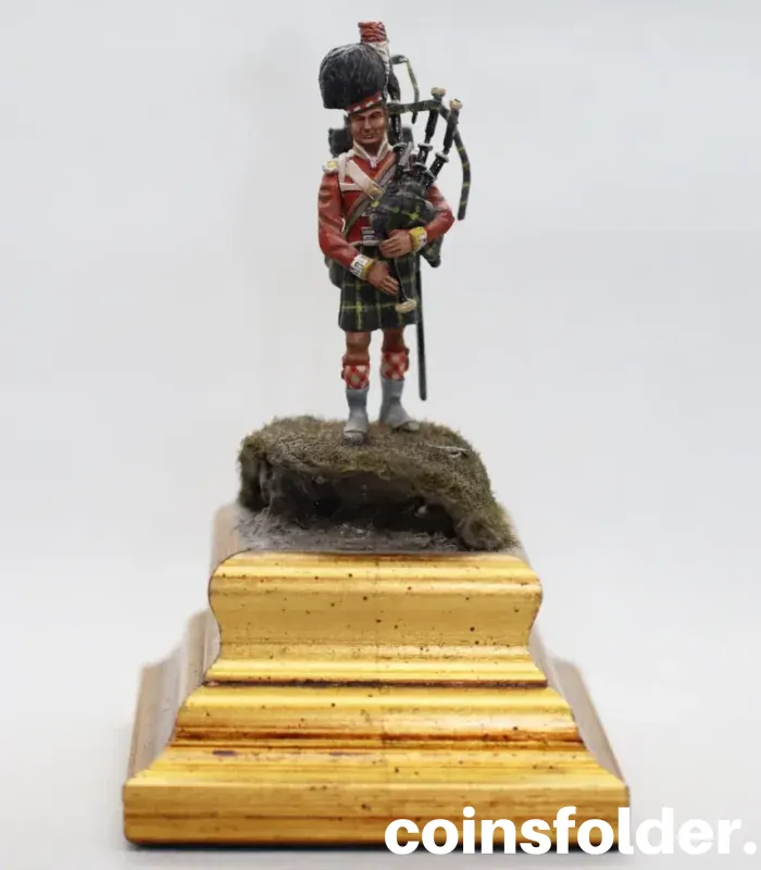 Hand-painted Cameron Highlander bagpiper tin soldier figurine