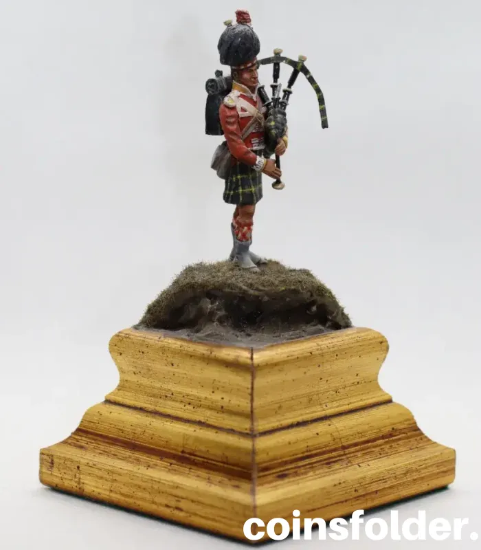 Hand-painted Cameron Highlander bagpiper tin soldier figurine